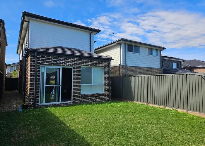 Bardia Quiet & Adorable Modern 5 Bedroom House Sydney